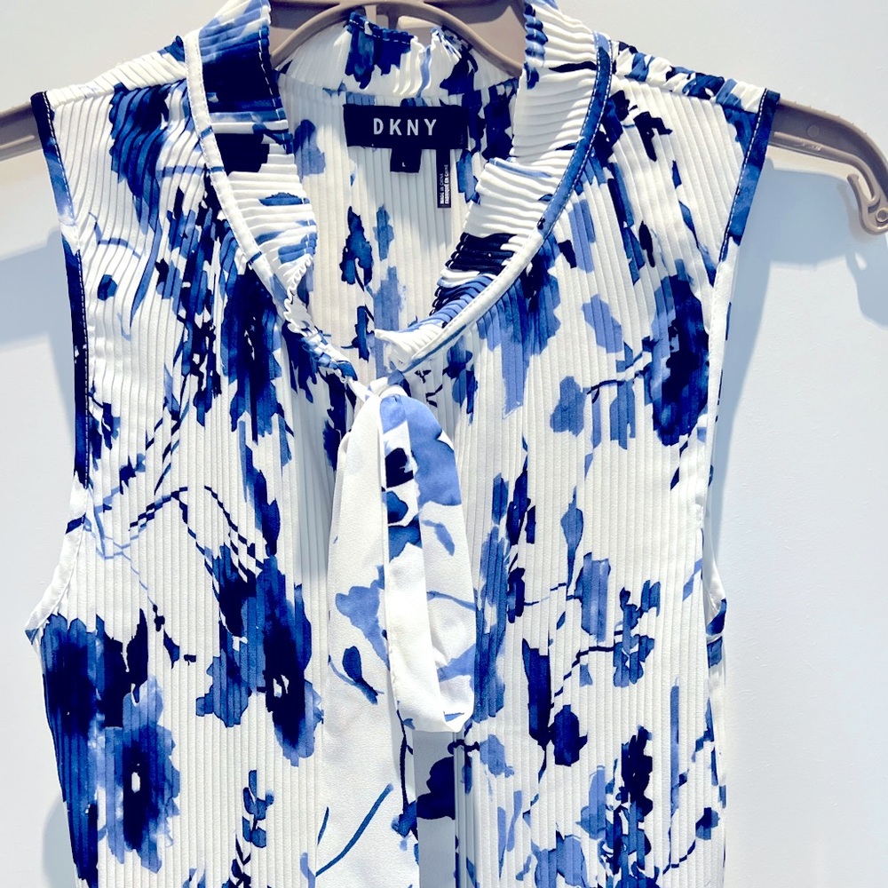 💙 Elegant & sexy unique pleated sleeveless top with a ruffled neck and tie NWOT
